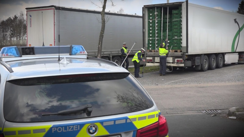 Flüchtlinge im LKW gefunden (Foto: SAT.1 NRW)