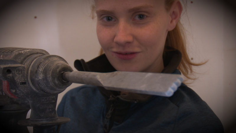 Wunderschöne Handwerkerin (Foto: SAT.1 NRW)