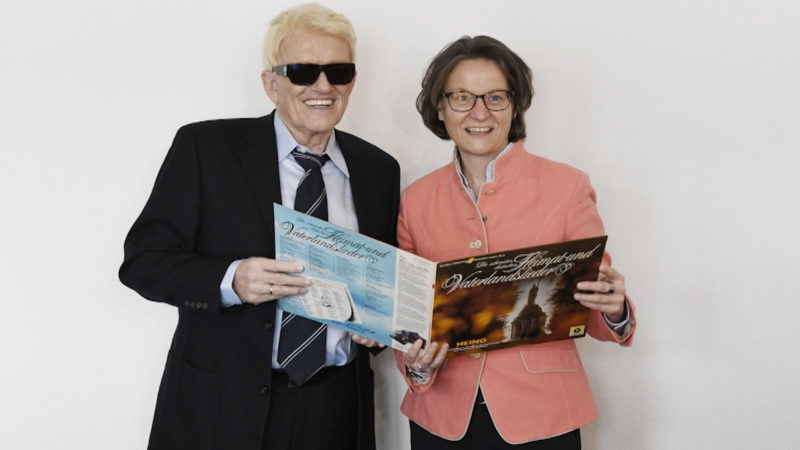 Geschenk von Heino (Foto: SAT.1 NRW)