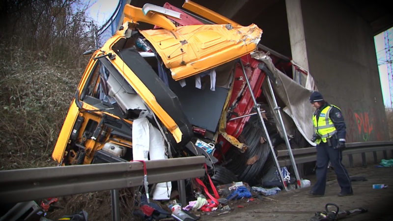 LKW in zwei Teile gerissen (Foto: SAT.1 NRW)