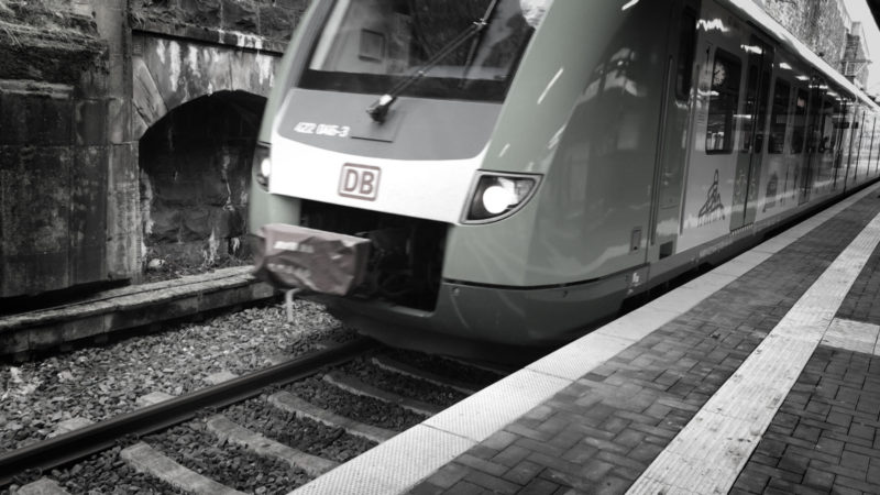 Mann springt mit Kind vor Bahn (Foto: SAT.1 NRW)
