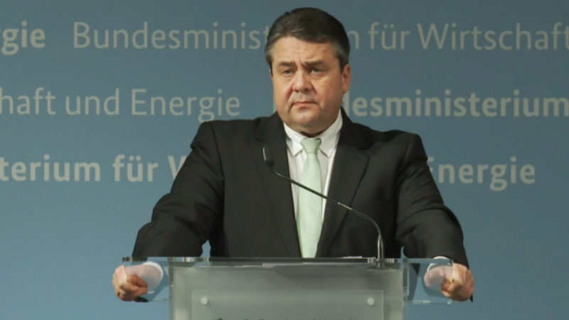 SIGMAR GABRIEL LIEST VOR (Foto: SAT.1 NRW)