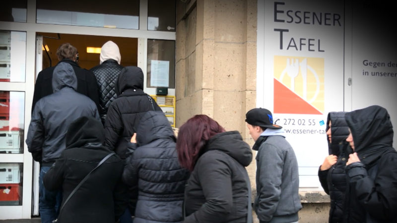 Tafeln verteilen Pakete (Foto: SAT.1 NRW)