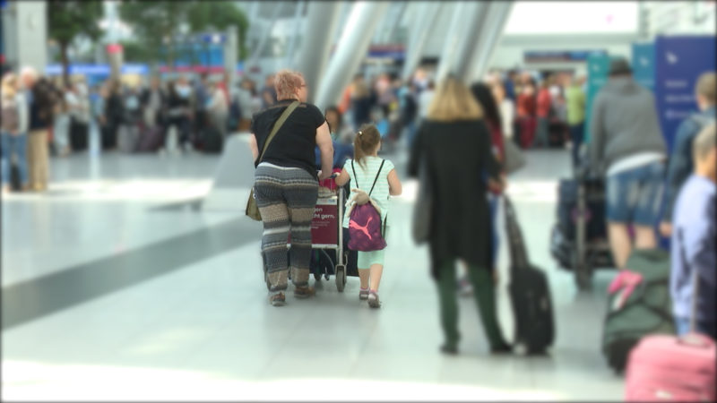 Gestrandet am Flughafen (Foto: SAT.1 NRW)