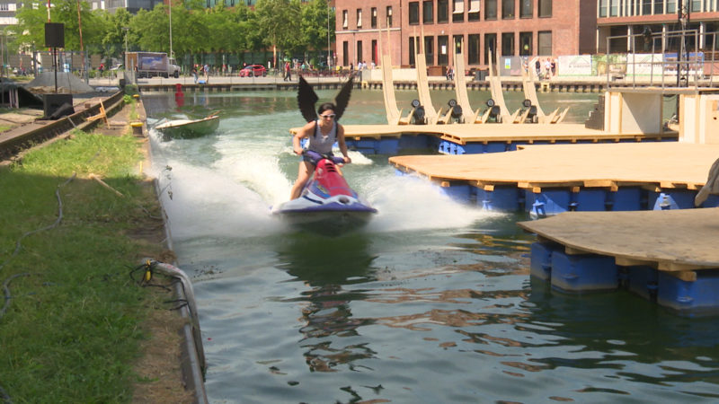 Shakespeare auf dem Jet-Ski (Foto: SAT.1 NRW)