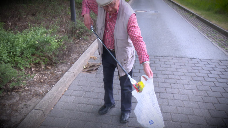 Opa kämpft gegen Müll (Foto: SAT.1 NRW)
