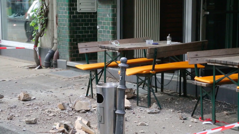 Balkon kracht auf Gäste (Foto: SAT.1 NRW)