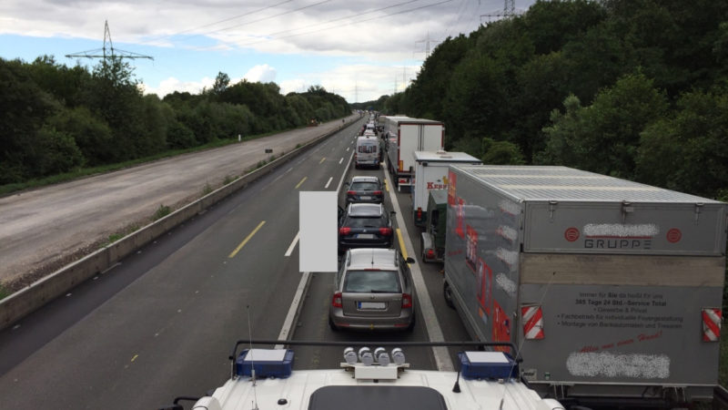 Kein Durchkommen - Polizei muss zum Unfall laufen (Foto: SAT.1 NRW)