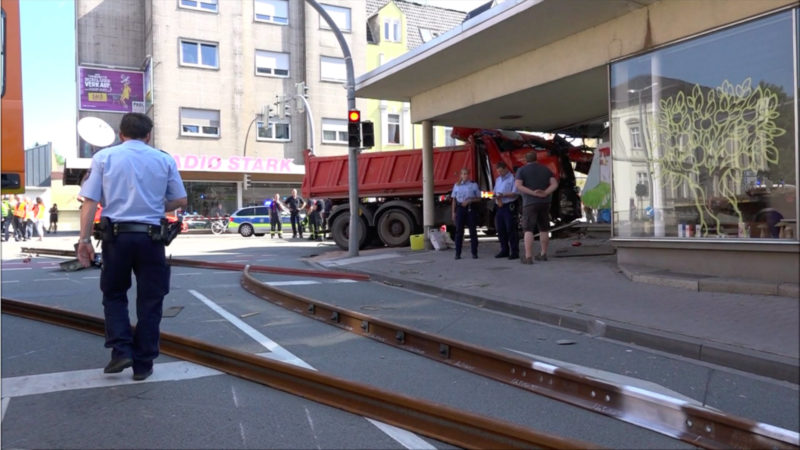 LKW kracht in Hauswand (Foto: SAT.1 NRW)