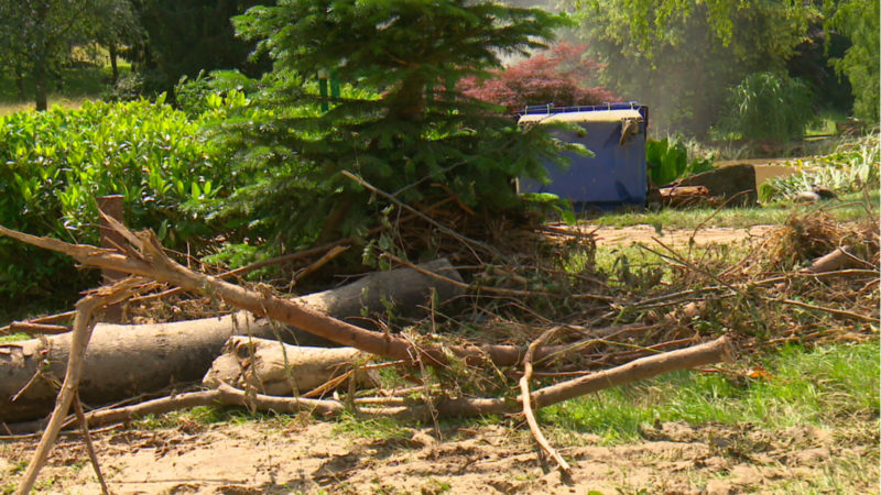 Aufräumen nach dem Unwetter (Foto: SAT.1 NRW)