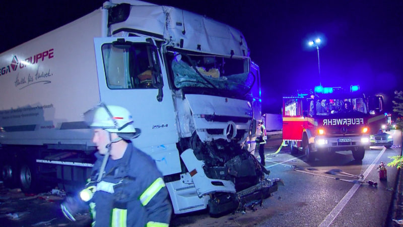 Schwerer Unfall auf der A1 (Foto: SAT.1 NRW)