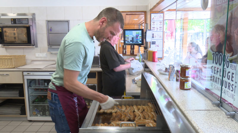 Wenn unser Reporter selbst zur Bratwurst wird - die heißesten Jobs in NRW (Foto: SAT.1 NRW)