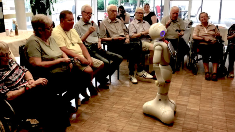 Roboter im Seniorenheim (Foto: SAT.1 NRW)