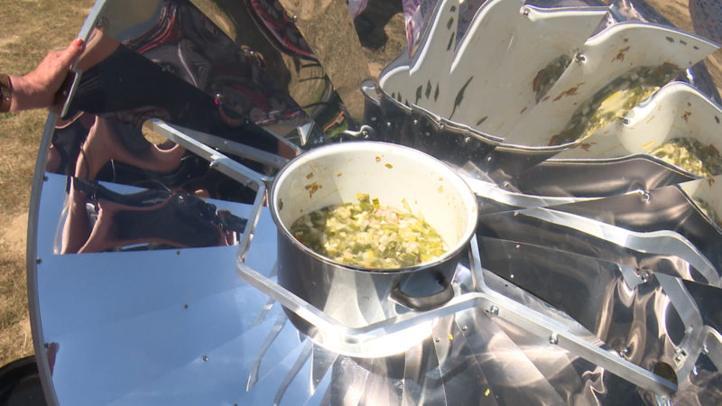 Vor Hitze kochen - eine Bonnerin bereitet ihr Essen mit Solarenergie zu (Foto: SAT.1 NRW)