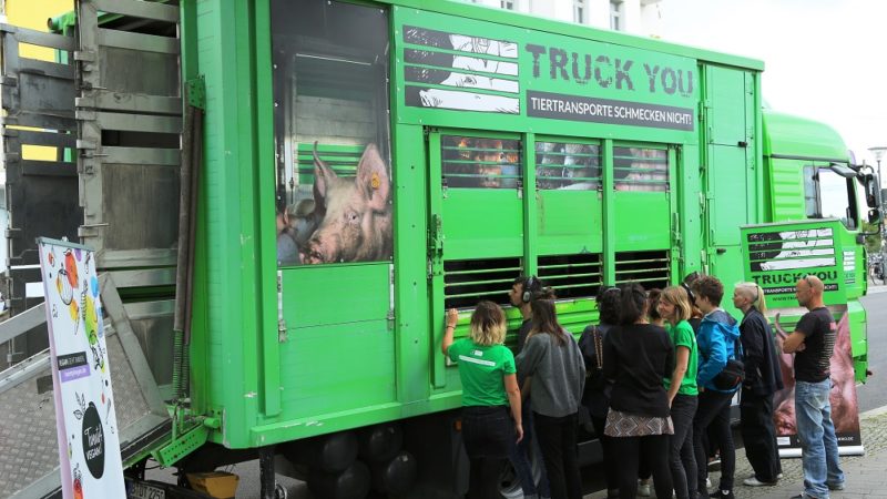 Tierschützer mit Truck auf Tour (Foto: SAT.1 NRW)