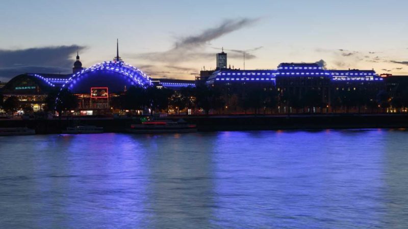 KÖLN STRAHLT BLAU (Foto: SAT.1 NRW)