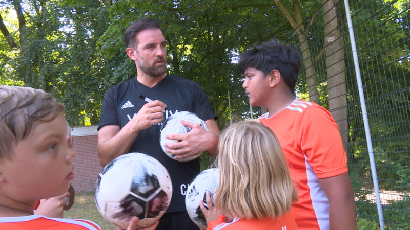 Christoph Metzelder eröffnet sein Fussball-Feriencamp (Foto: SAT.1 NRW)