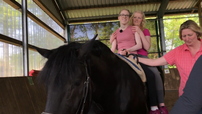 Pferdetherapie für Mädchen im Rollstuhl (Foto: SAT.1 NRW)