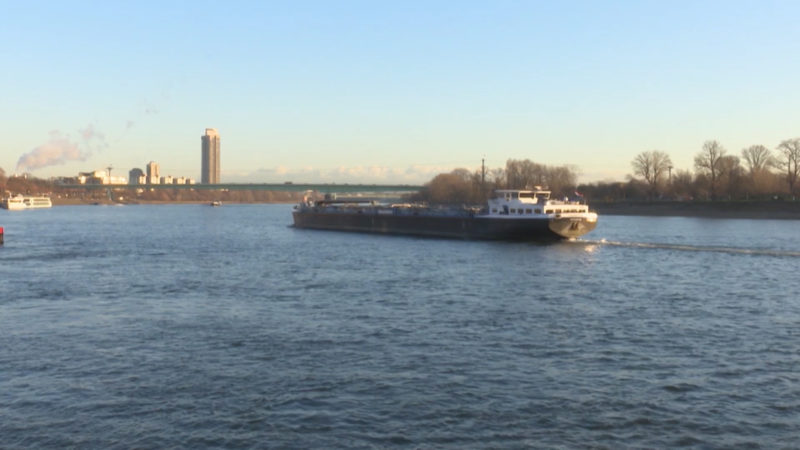 Die Schiffe auf dem Rhein können nur noch halb beladen werden (Foto: SAT.1 NRW)
