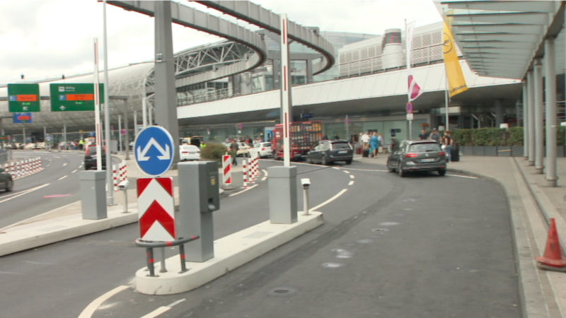 Schrankenanlage am Düsseldorfer Flughafen (Foto: SAT.1 NRW)