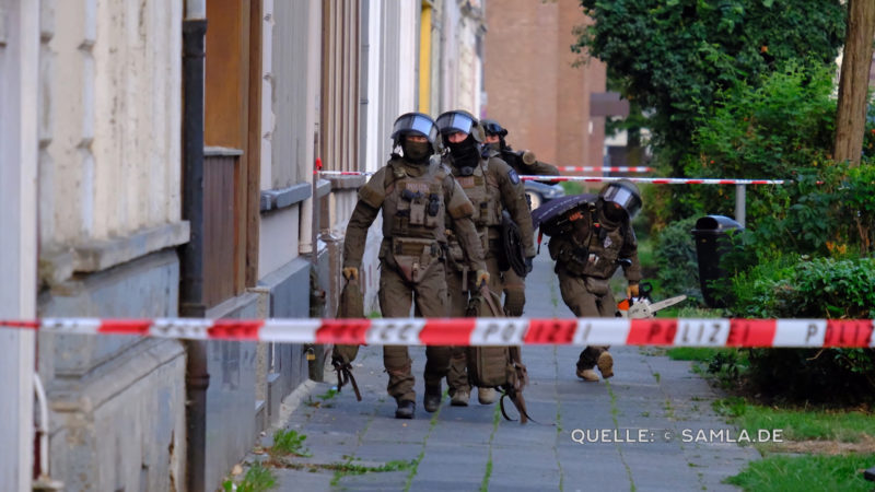 DIE POLIZEI WAR NICHT GENUG (Foto: SAT.1 NRW)