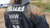 Umweltaktivisten bewerfen Polizisten mit Fäkalien (Foto: SAT.1 NRW)