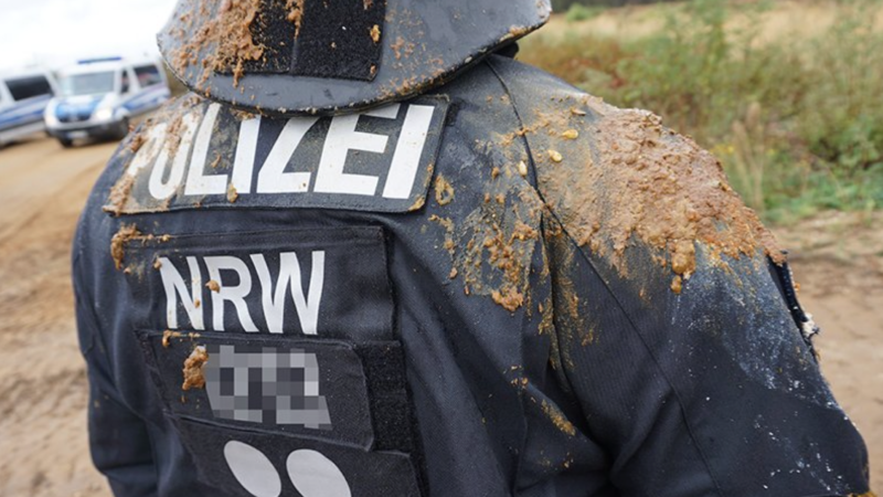 Umweltaktivisten bewerfen Polizisten mit Fäkalien (Foto: SAT.1 NRW)