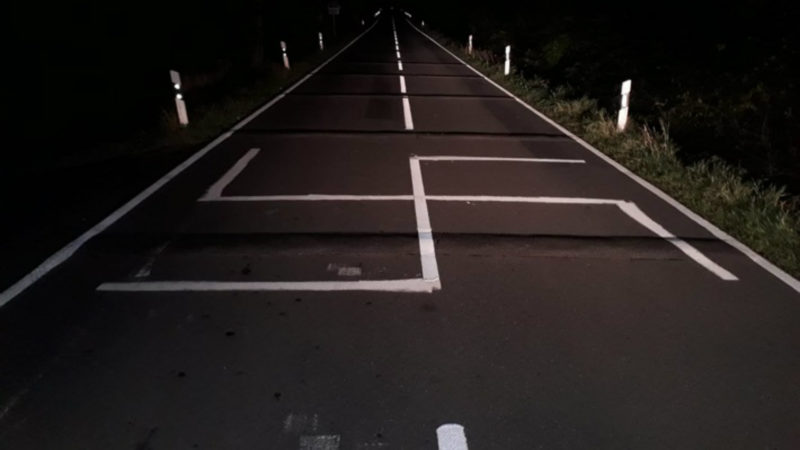 Unbekannte schmieren Hakenkreuz auf Fahrbahn (Foto: SAT.1 NRW)