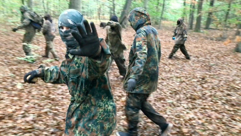 Hambi-Aktivisten wollen Karnevalszug blockieren (Foto: SAT.1 NRW)