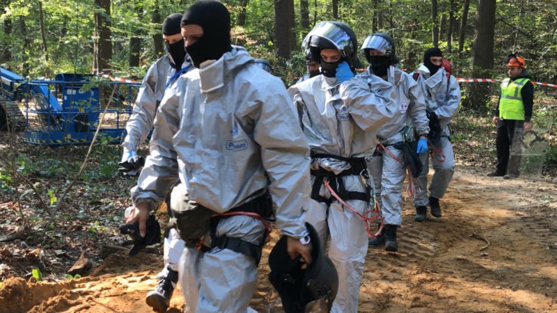 Fäkalien Attacke - Umweltaktivisten wehren sich mit allen Mitteln gegen die Polizei (Foto: SAT.1 NRW)