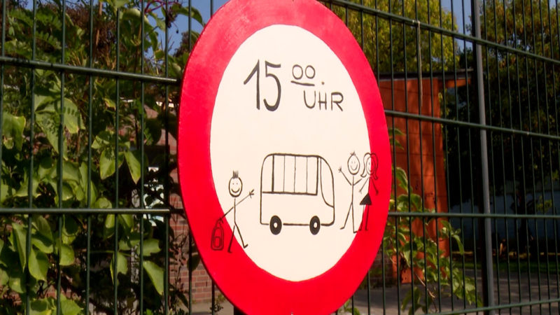 Kaum noch Unterricht - In Viersen fehlen viele Lehrer, jetzt protestieren Eltern (Foto: SAT.1 NRW)