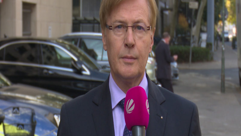 NRW Justizminister Peter Biesenbach im Interview (Foto: SAT.1 NRW)