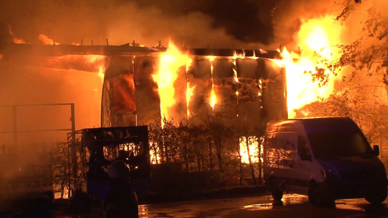 Feuer in einer Firma für Sprinkleranlagen im Münsterland (Foto: SAT.1 NRW)