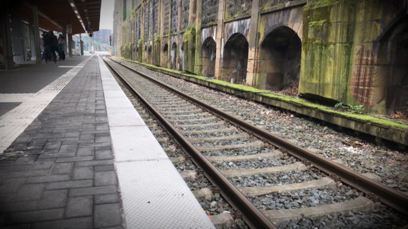 KIND VOM ZUG ÜBERROLLT (Foto: SAT.1 NRW)