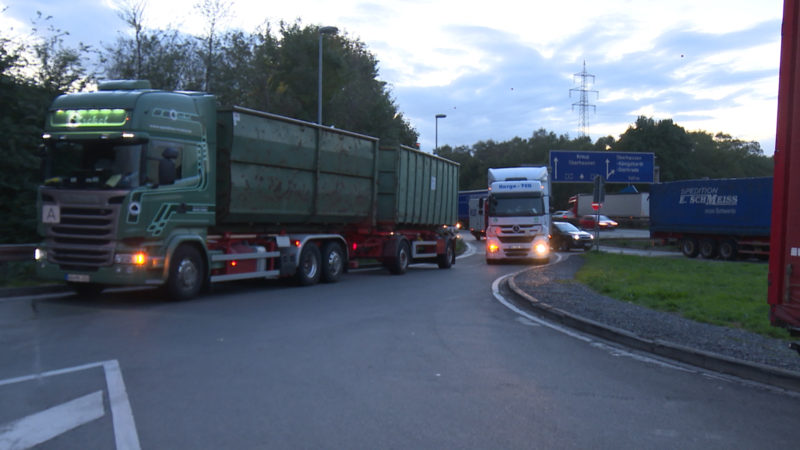 Völlig überfüllte LKW-Parkplätze (Foto: SAT.1 NRW)