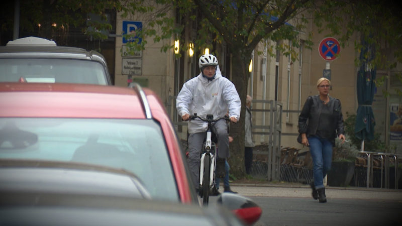 PFLEGER STEIGEN AUF RÄDER UM (Foto: SAT.1 NRW)