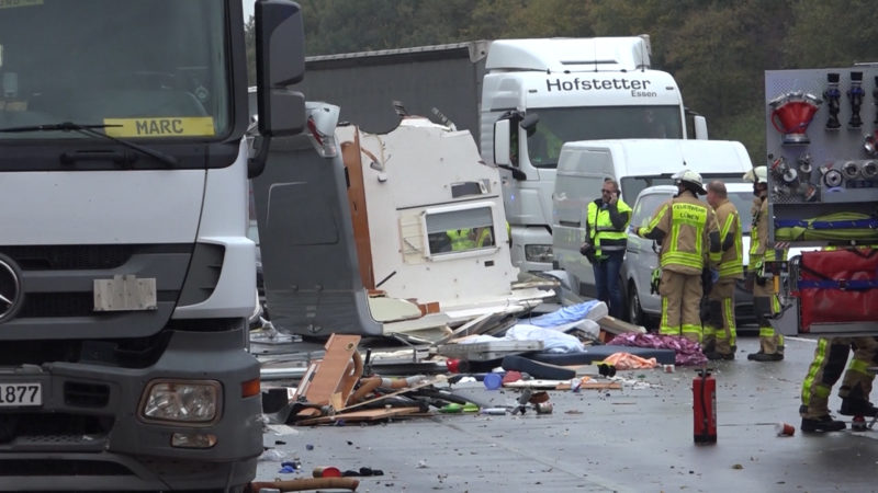 Wohnmobil auf A2 zerrissen (Foto: SAT.1 NRW)