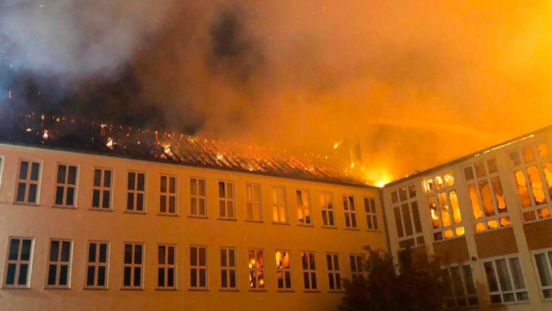 Großbrand zerstört Schule (Foto: SAT.1 NRW)