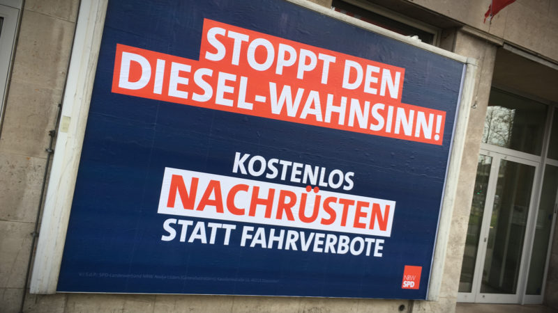 Plakate gegen Diesel-Wahnsinn (Foto: SAT.1 NRW)