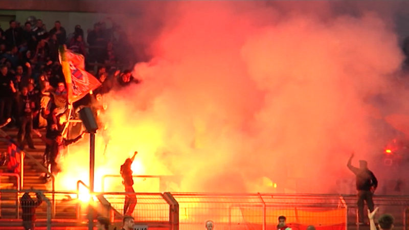 Pyrotechnik im Stadion (Foto: SAT.1 NRW)