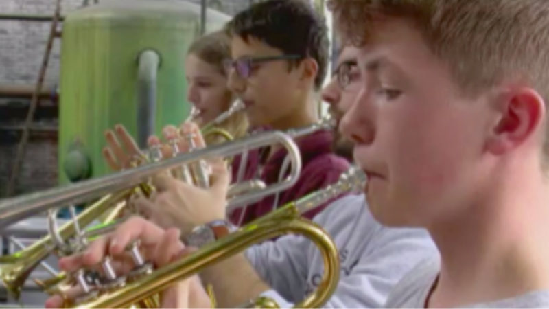 Schüler musizieren für Toleranz (Foto: SAT.1 NRW)