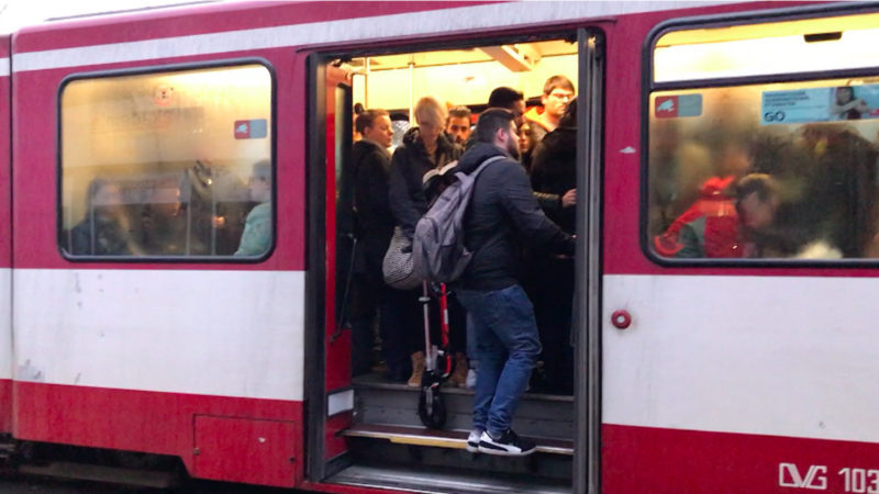 Busse und Bahnen dramatisch überfüllt (Foto: SAT.1 NRW)