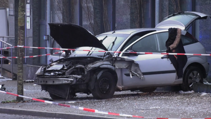 Auto rast in Bushaltestelle (Foto: SAT.1 NRW)