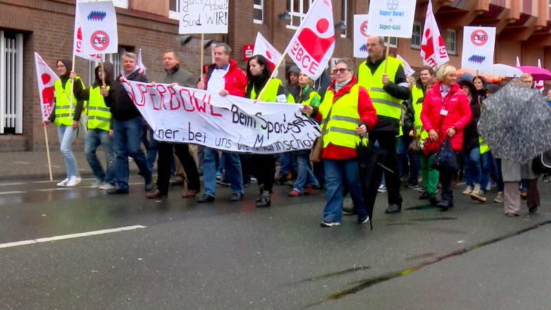 Bayer-Mitarbeiter protestieren gegen Sparpläne (Foto: SAT.1 NRW)