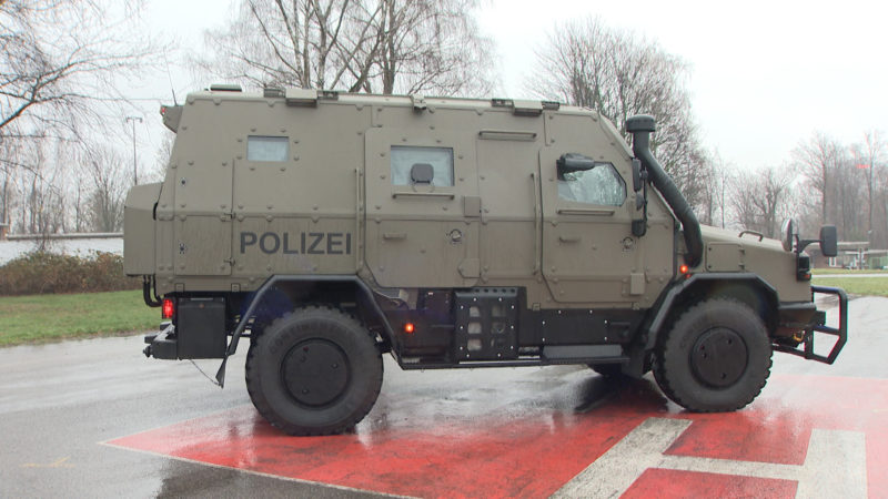 Polizei-Panzer (Foto: SAT.1 NRW)