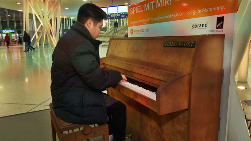 Bahnhofskonzert wird zum Internet-Hit (Foto: SAT.1 NRW)