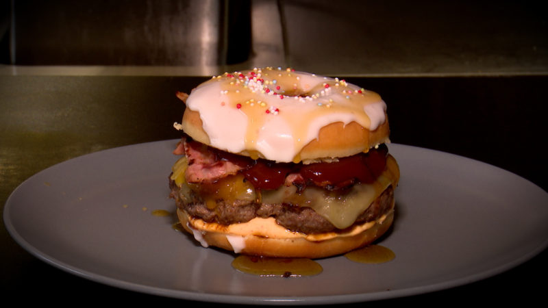 Donutburger - süß und herzhaft (Foto: SAT.1 NRW)