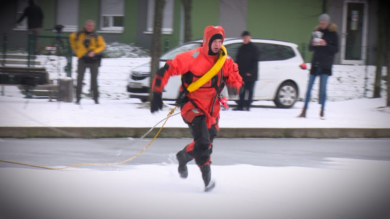 Feuerwehr übt die Eisrettung (Foto: SAT.1 NRW)