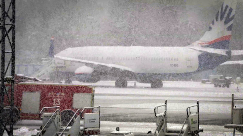 Flughafen wegen Schnee lahmgelegt (Foto: SAT.1 NRW)