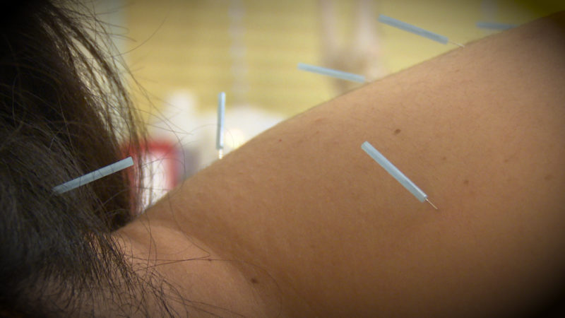 Frau fällt wegen einer falschen Akupunktur-Behandlung ins Koma (Foto: SAT.1 NRW)